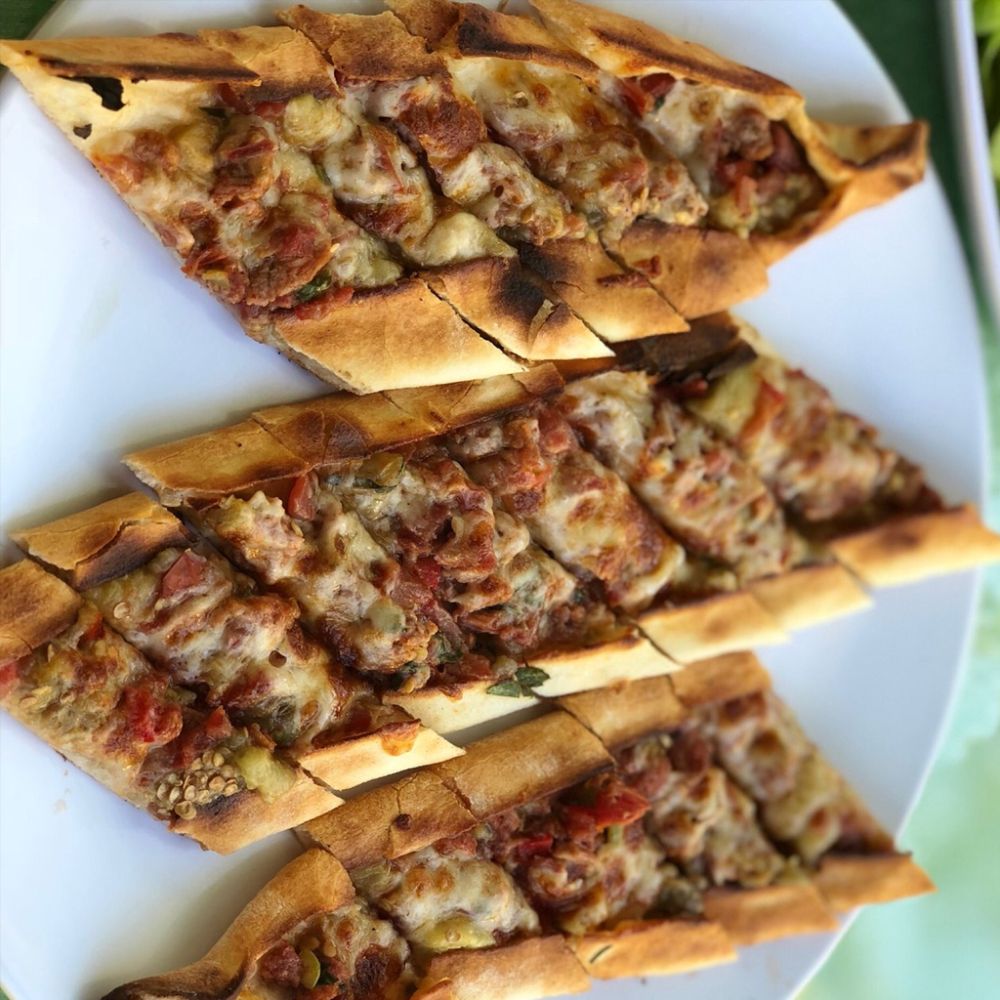 Kuşbaşılı Patlıcanlı Kaşarlı Pide